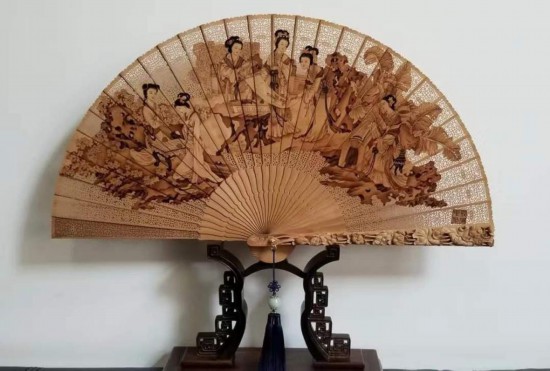 讀過金庸的武俠小說，但你看過金庸畫的扇面嗎？