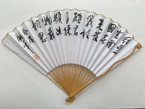 讀過金庸的武俠小說，但你看過金庸畫的扇面嗎？