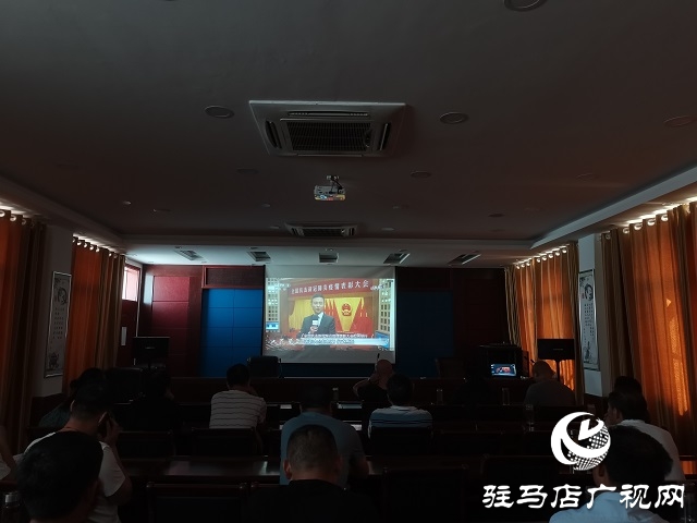 確山縣衛(wèi)生計生監(jiān)督所組織收聽收看全國抗擊新冠肺炎疫情表彰大會