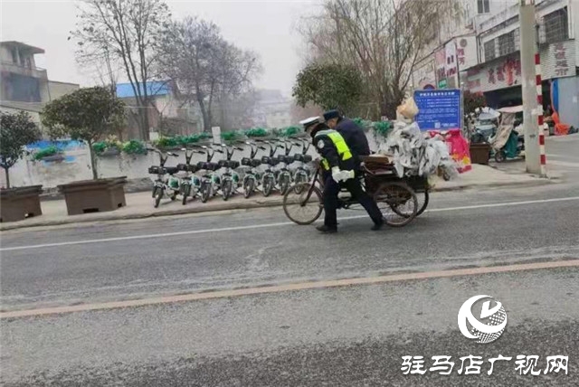 正陽交警幫助老人推車過馬路…這個“背影”太暖了！