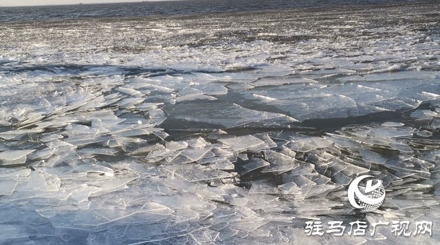 汝南宿鴨湖：千里冰封冬意寒 冰排層疊景壯觀(guān)