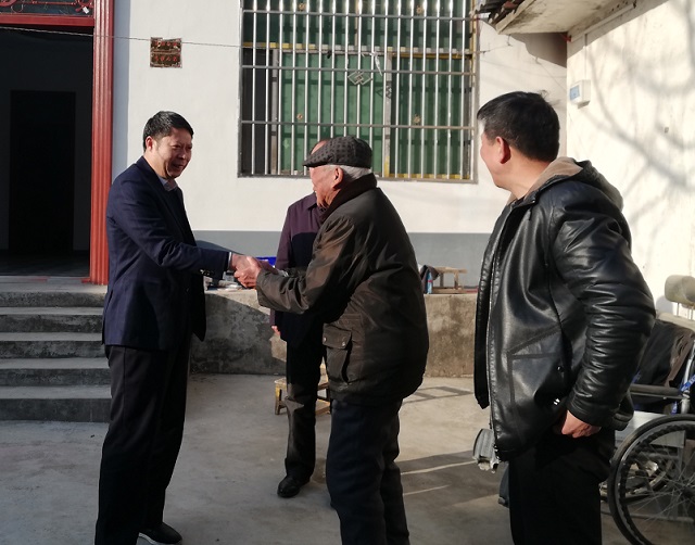 馮全敬副縣長(zhǎng)走訪慰問老黨員、優(yōu)撫對(duì)象、困難群眾