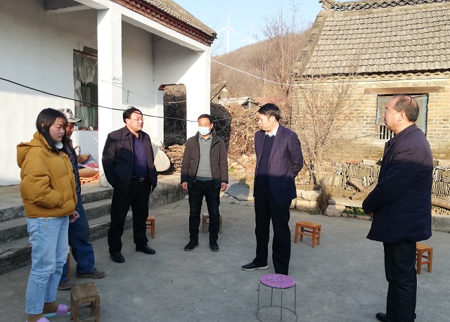 馮全敬副縣長(zhǎng)走訪慰問老黨員、優(yōu)撫對(duì)象、困難群眾