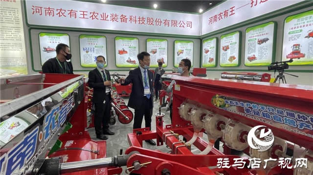  “農(nóng)有王”震撼亮相全國農(nóng)機(jī)展覽會(huì)