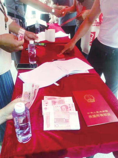 又有人家小區(qū)給業(yè)主發(fā)現(xiàn)金！這筆錢你也應(yīng)該有……