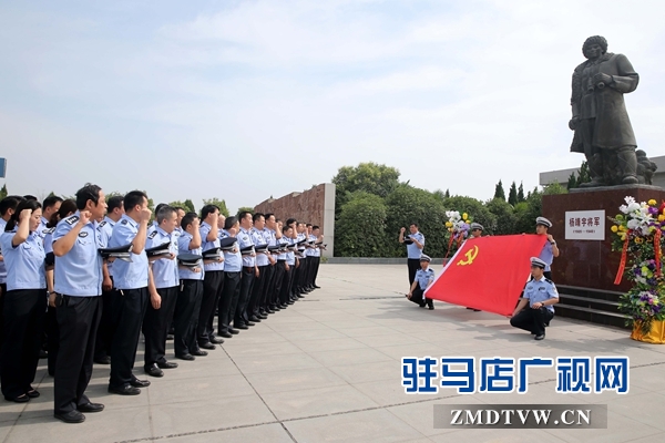 7月一日上午，市公安局黨員民警在楊靖宇紀念館楊靖宇將軍銅像前，面對黨旗重溫黨的誓詞.JPG
