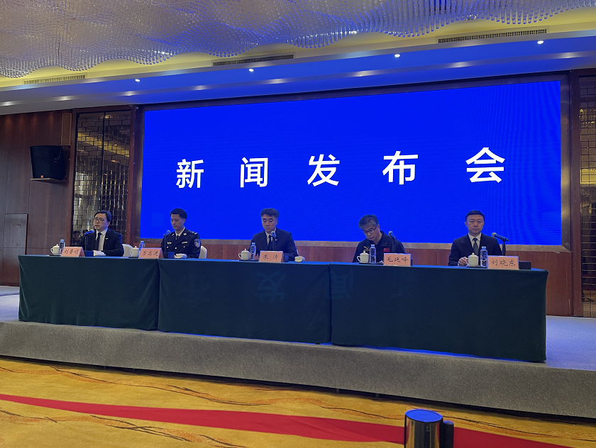 最新通報：發(fā)現(xiàn)、提取現(xiàn)場指紋檢材18份、遺物101件