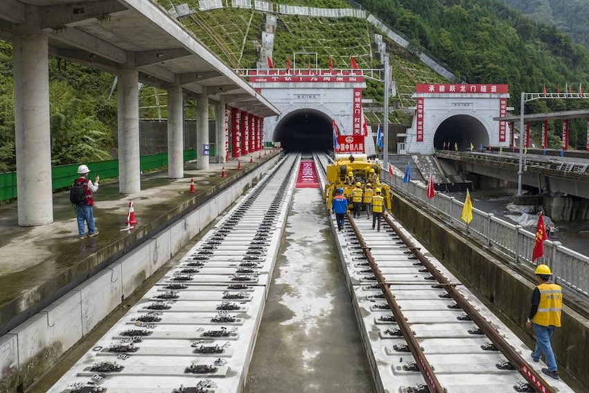 向海拔3200米挺進(jìn)！成蘭鐵路啟動高原段鋪軌施工 全線建設(shè)進(jìn)入最后攻堅(jiān)階段