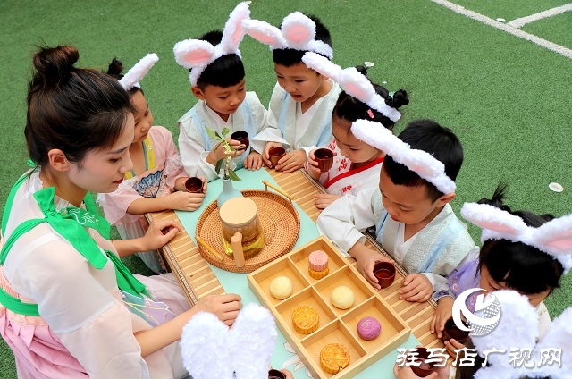 萌娃變身小玉兔 國(guó)風(fēng)古韻慶中秋