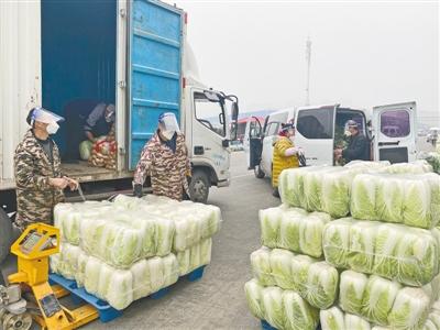 護航萬邦市場，他們風雨無阻