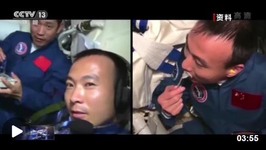 保持隨時(shí)備戰(zhàn)狀態(tài)17年 把筋斗翻到太空的費(fèi)俊龍?jiān)偕咸? /></a></p>
<p>2005年10月12日神舟六號(hào)飛船發(fā)射升空，這是我國(guó)第二艘搭載航天員的飛船，也是我國(guó)第一艘執(zhí)行“多人飛天”任務(wù)的載人飛船。航天員費(fèi)俊龍、聶海勝搭乘神舟六號(hào)在太空?qǐng)?zhí)行了為期五天的飛行任務(wù)，這是我國(guó)載人航天工程“三步走”戰(zhàn)略進(jìn)入第二步任務(wù)的重要開局。</p>
<p style=