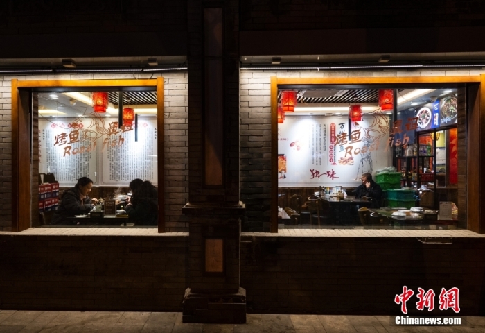 輕癥無(wú)癥狀可申請(qǐng)集中隔離 北京火鍋店迎來(lái)消費(fèi)小高峰