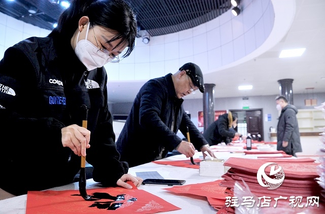 踐行二十大 奮進新征程 駐馬店市文化館舉行義寫春聯(lián)活動
