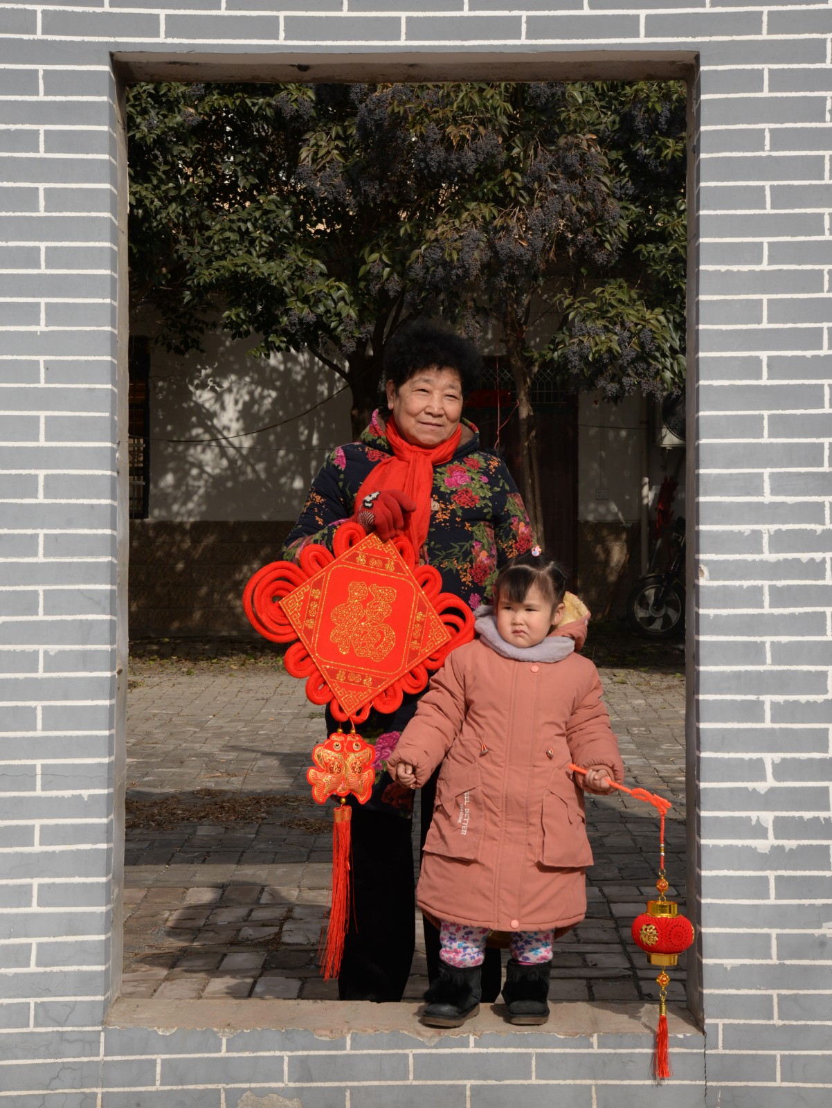 新春走基層丨新年來張全家福吧！攝影志愿者用光影為村民留住煙火年年