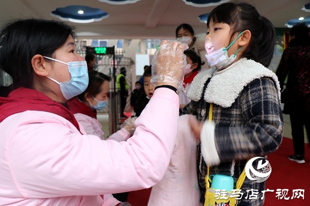 “萌娃”歸校 元?dú)鉂M滿——直擊駐馬店市開學(xué)第一天