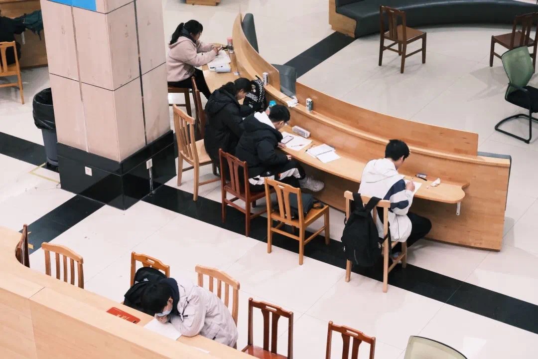 你好新學(xué)期！河南高校開學(xué)“大片”上演 學(xué)生：真正的大學(xué)生活回來了