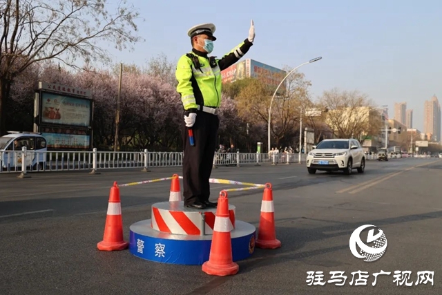  颯！駐馬店交警“文明示范形象崗”亮相街頭