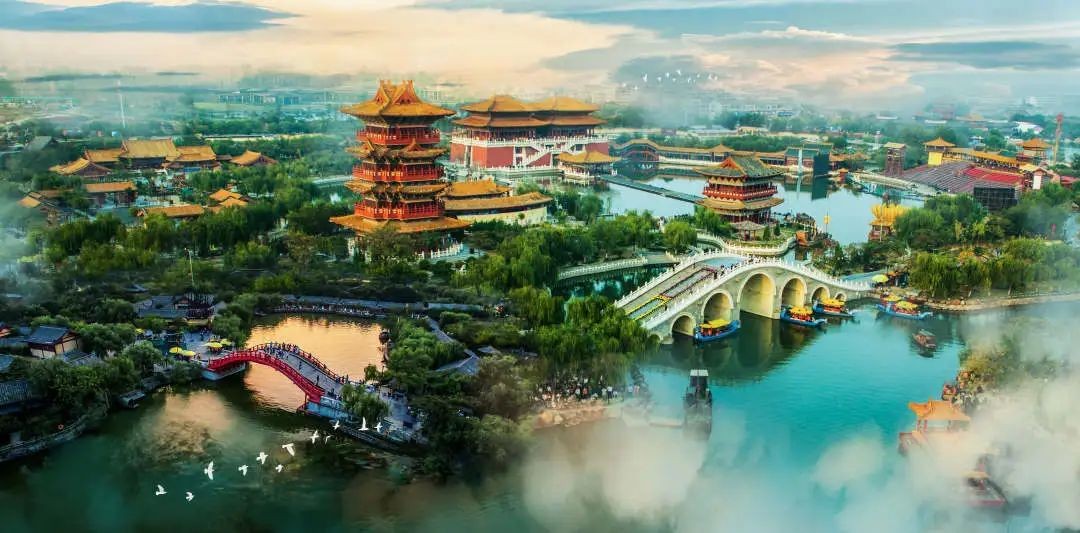 開封清明上河園景區(qū)：五一共接待游客近40萬人次，實現(xiàn)高質(zhì)量全面突破、高品質(zhì)完美收官！