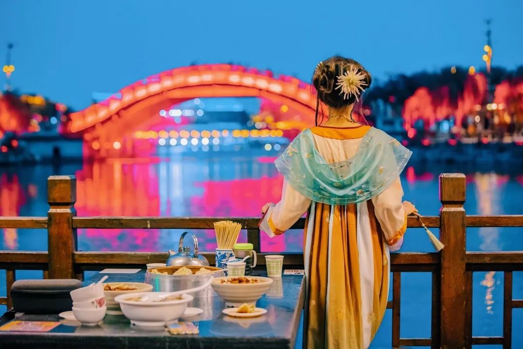 開封清明上河園景區(qū)：五一共接待游客近40萬人次，實現(xiàn)高質(zhì)量全面突破、高品質(zhì)完美收官！