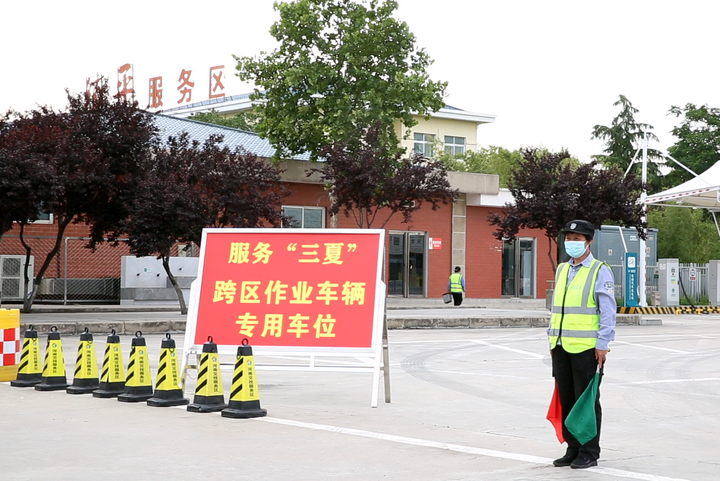 護航“三夏”丨河南375個收費站設置692個專用通道 保障小麥跨區(qū)機收運輸車輛順暢高效通行
