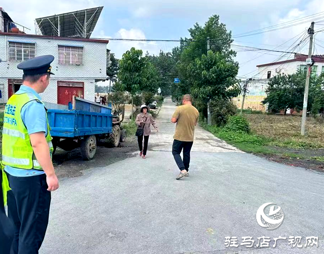 點贊！正陽交通執(zhí)法人員護(hù)送迷路收割機(jī)