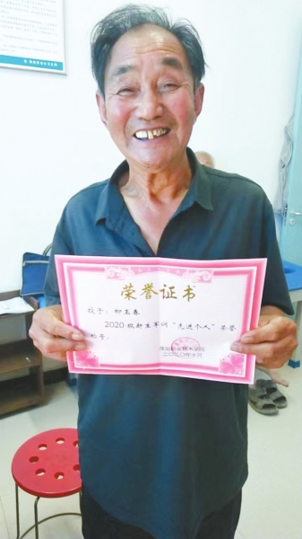 74歲河南老人柳玉春：5戰(zhàn)高考終于考上大學(xué)，真正地活到老學(xué)到老