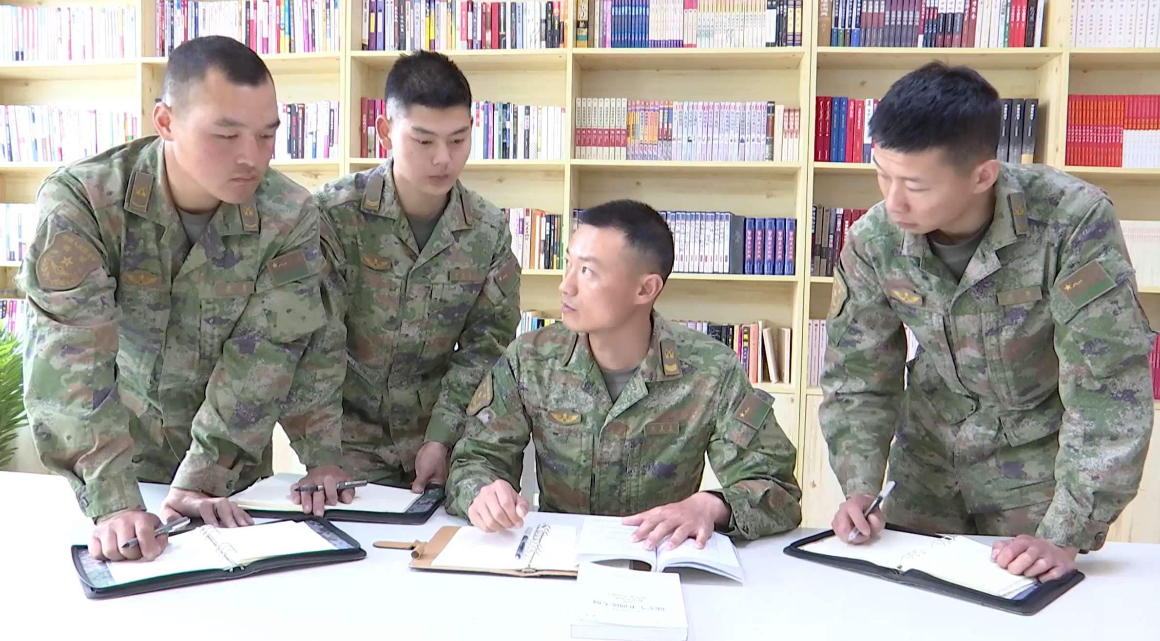強(qiáng)軍精武河南兵⑦丨熊蓬生：鉚在國防一線 甘做為戰(zhàn)育人的“領(lǐng)頭雁”