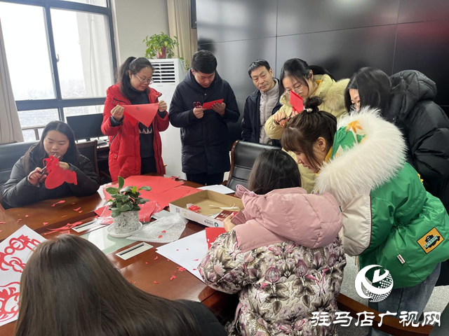 巧手剪窗花 民俗文化迎新年