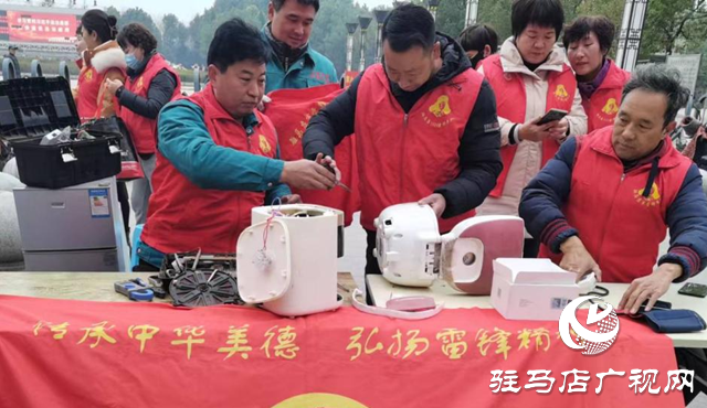磨刀、理發(fā)、維修家電…… 駐馬店市雷鋒車隊雷鋒日學(xué)雷鋒