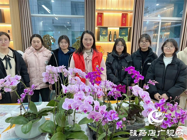 黃淮學(xué)院插花藝術(shù)協(xié)會舉辦3.8特色節(jié)日慶典活動(dòng)