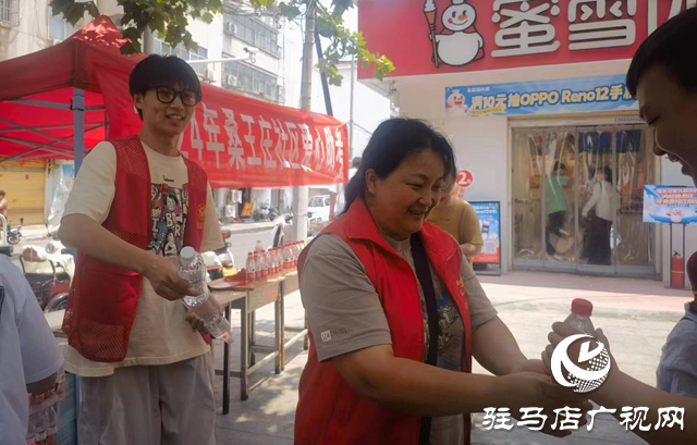 駐馬店經濟開發(fā)區(qū)金河辦事處桑王莊社區(qū)開展愛心助考活動