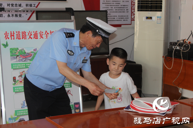平輿交警“美麗鄉(xiāng)村行”交通安全巡回宣講活動走進前店村