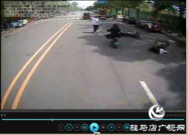 駐馬店：公交車(chē)長(zhǎng)伸援手 停車(chē)救人獲錦旗