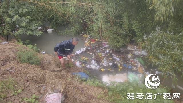 駐馬店經(jīng)濟(jì)開發(fā)區(qū)賈莊居委會志愿者冒雨清理河道