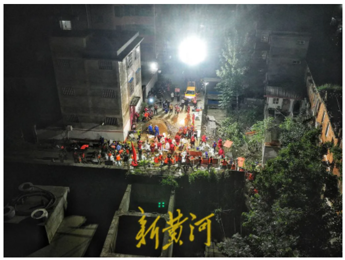 河南社旗縣趙河出現(xiàn)堤壩滲透險情，深夜直擊搶險