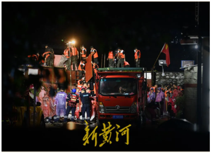 河南社旗縣趙河出現(xiàn)堤壩滲透險情，深夜直擊搶險