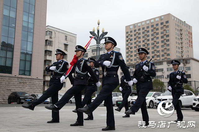 駐馬店市驛城區(qū)公安分局舉行“迎國慶”升國旗活動(dòng)