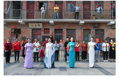 獻(xiàn)禮新中國(guó)75周年華誕，河南曲藝快閃《旗》唱響鄭州