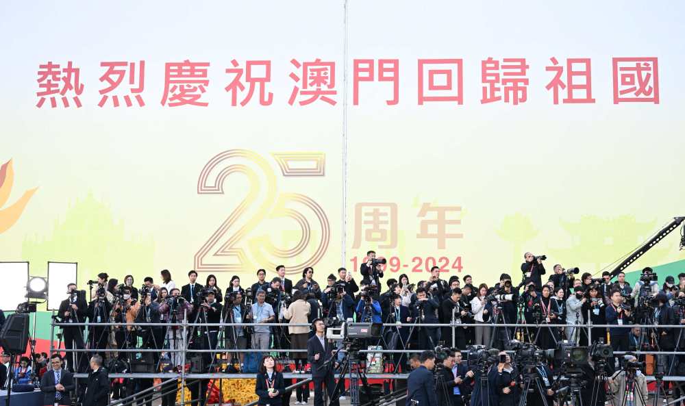 高清大圖丨習(xí)近平抵達(dá)澳門受到熱烈歡迎