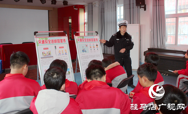 平輿縣公安局交警大隊(duì)開(kāi)展“知危險(xiǎn) 會(huì)避險(xiǎn)”交通安全體驗(yàn)課