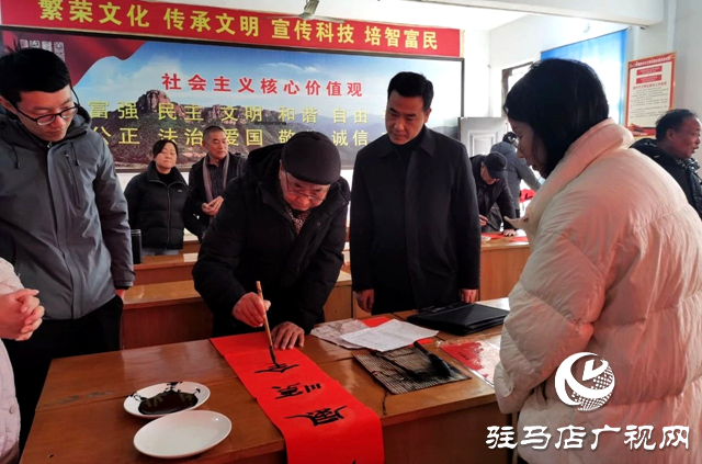 西平縣詩(shī)詞協(xié)會(huì)“迎新春 寫春聯(lián)”走進(jìn)二郎鎮(zhèn)