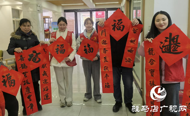 墨香四溢迎新春 書寫春聯(lián)送萬(wàn)福