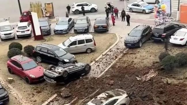“小孩放鞭炮引爆沼氣致8車(chē)受損”：事故情況將繼續(xù)通報(bào)，核查車(chē)主直播引流