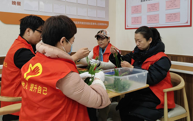 駐馬店廣播電視臺第二黨支部開展社區(qū)大食堂志愿服務活動