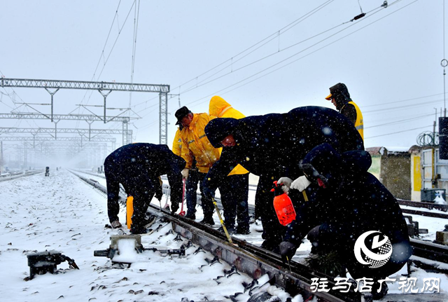 駐馬店車(chē)務(wù)段全力應(yīng)對(duì)雨雪天氣服務(wù)旅客出行