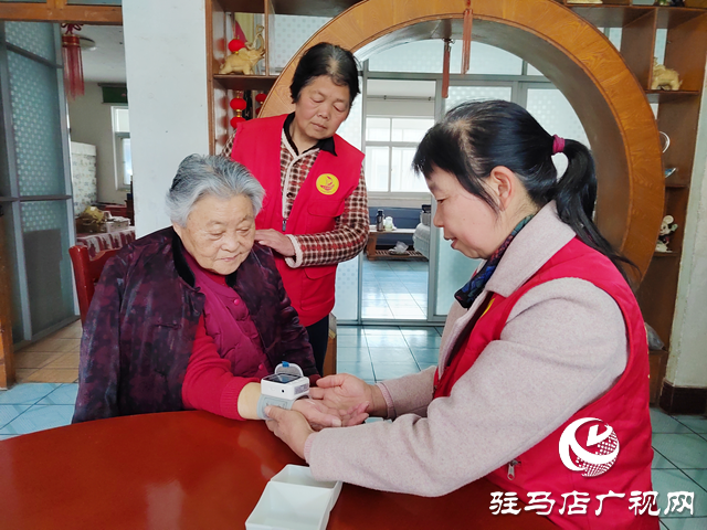 傳承雷鋒精神 守護(hù)老人“微幸?！? width=