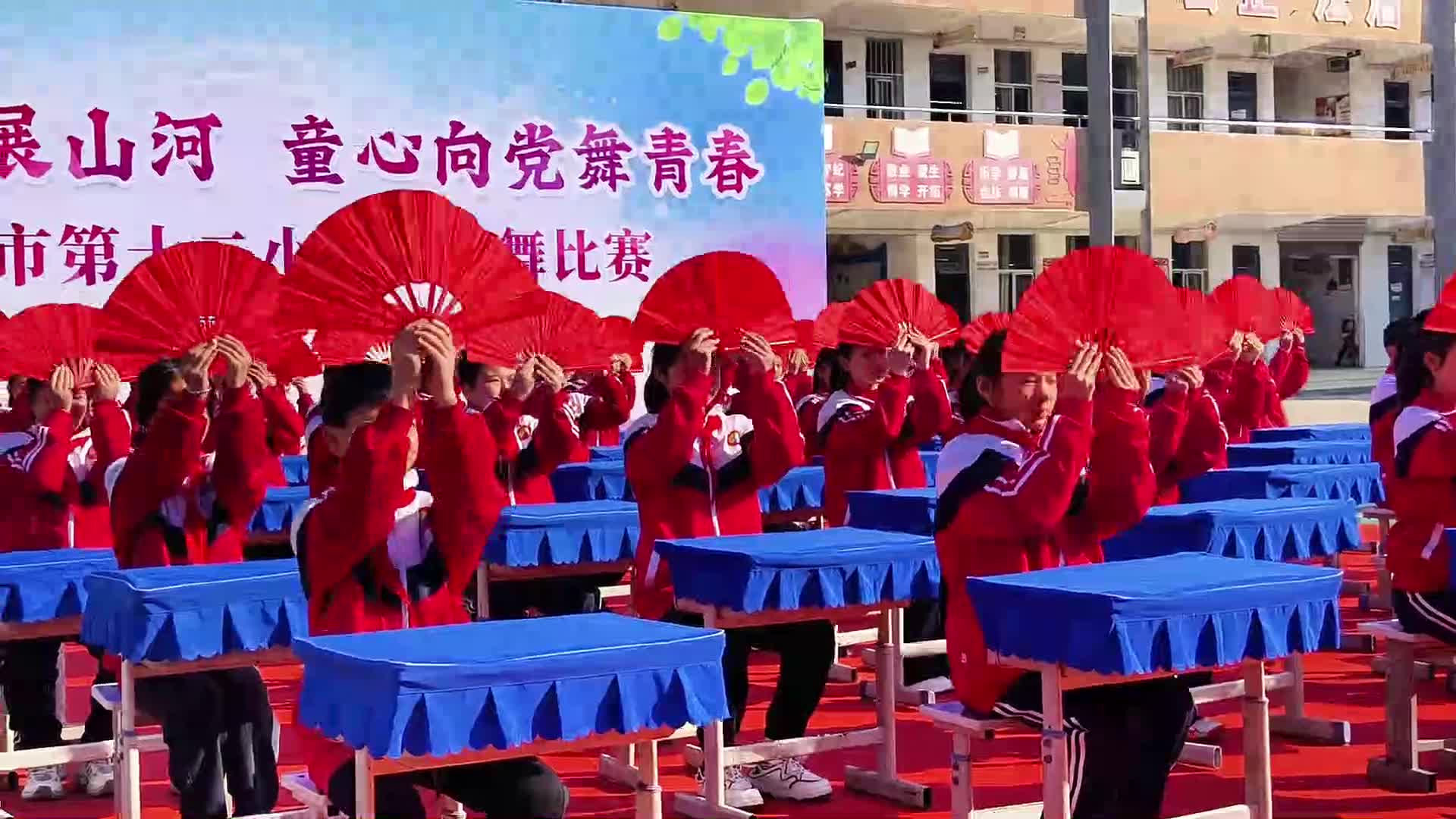 駐馬店市第十二小學(xué)舉辦課桌舞比賽