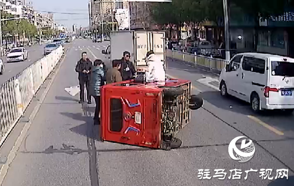 駐馬店：三輪車側翻人員受困 公交車長緊急救助