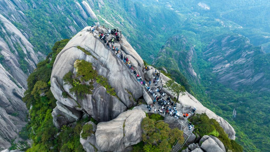 “世界雙遺產(chǎn)”黃山為主要景點(diǎn)輪流“放假”