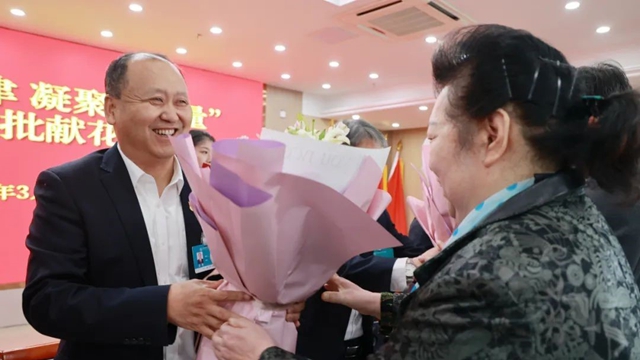 駐馬店市中心醫(yī)院舉行“唱響主旋律 凝聚正能量” 第二十六批獻花儀式